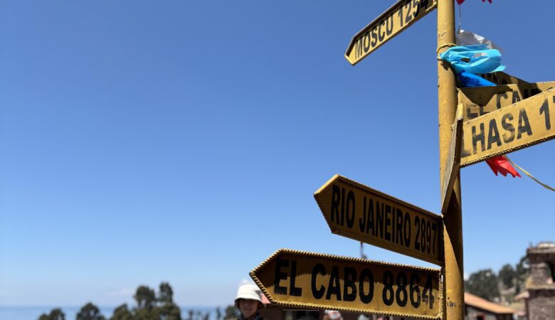 Panneau de direction indiquant plusieurs chemins, symbole des choix de vie et de séparation.