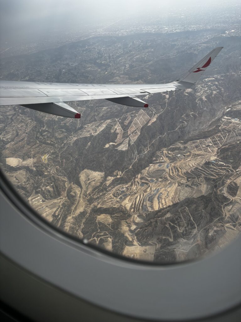 Vue aérienne de la cordillère des Andes à travers le hublot d’un avion.