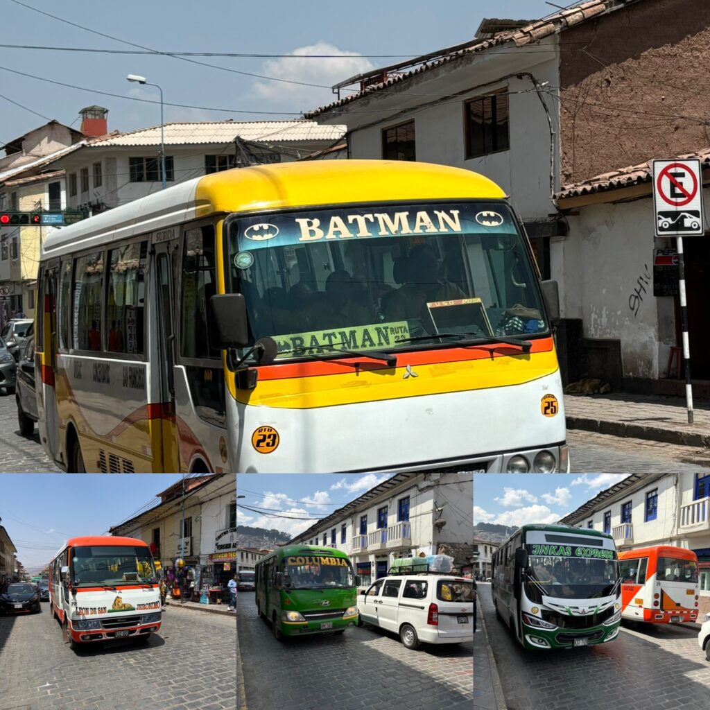 Montage photo de collectivos colorés : jaune Batman, vert Colombie, rouge Girasoles.