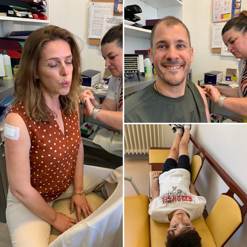 Photo 1 : Une maman gère son stress par la respiration au centre de vaccination de Moulins avant le départ en voyage.
Photo 2 : Clem, détendu et souriant, se fait vacciner sereinement.
Photo 3 : Célian allongé jambes en l’air, récupérant après plusieurs injections de vaccins au centre de vaccination.