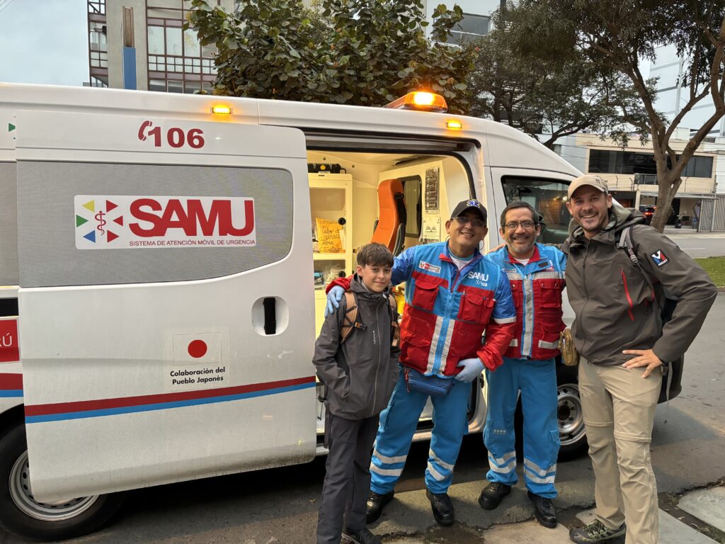 Touristes français avec des secouristes du SAMU péruvien devant une ambulance, lors d’une urgence à Lima.