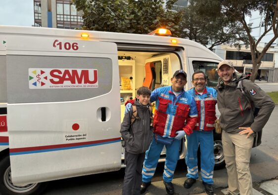 Touristes français avec des secouristes du SAMU péruvien devant une ambulance, lors d’une urgence à Lima.