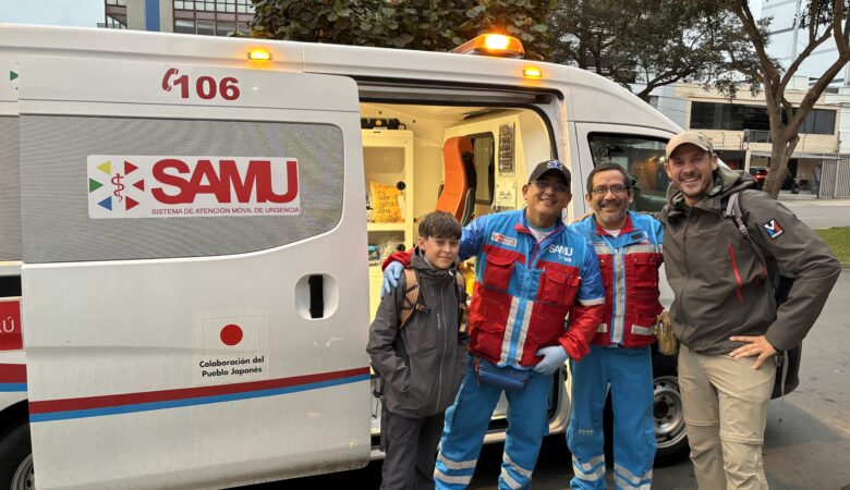 Touristes français avec des secouristes du SAMU péruvien devant une ambulance, lors d’une urgence à Lima.