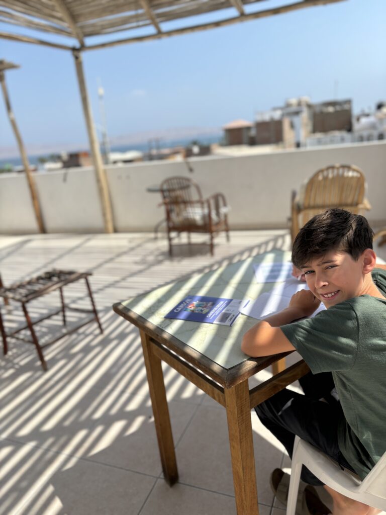 Célian fait sa rentrée scolaire sur un rooftop à Paracas au Pérou