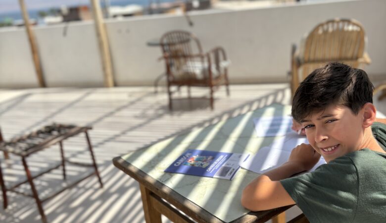 Célian fait sa rentrée scolaire sur un rooftop à Paracas au Pérou