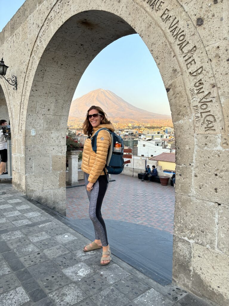 Vue d’Arequipa, la ville blanche entourée de volcans.