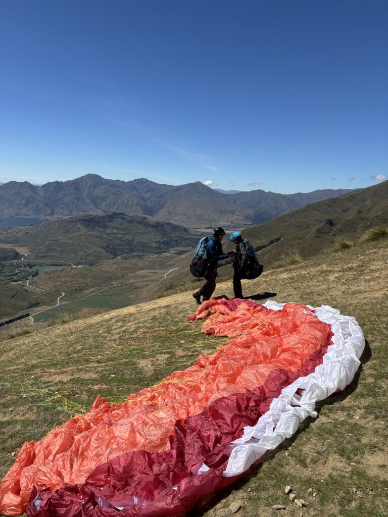 Célian déploie son parapente à Wanaka en Nouvelle-Zélande.
