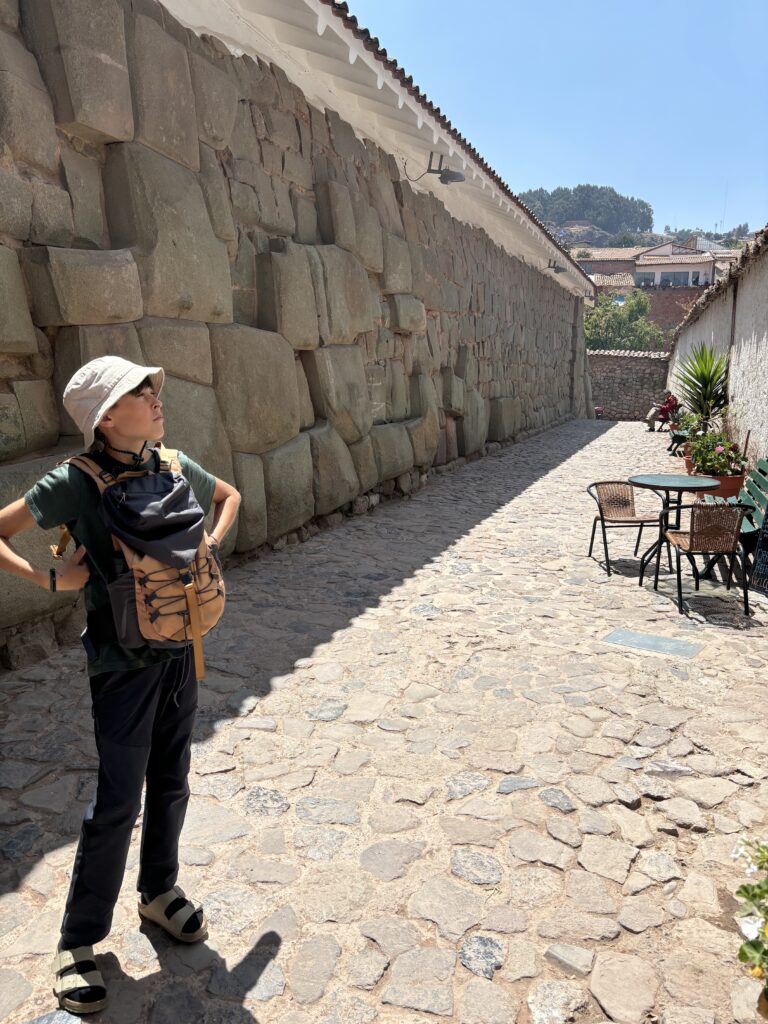 Célian observe les vestiges incas à Cusco, Pérou.
