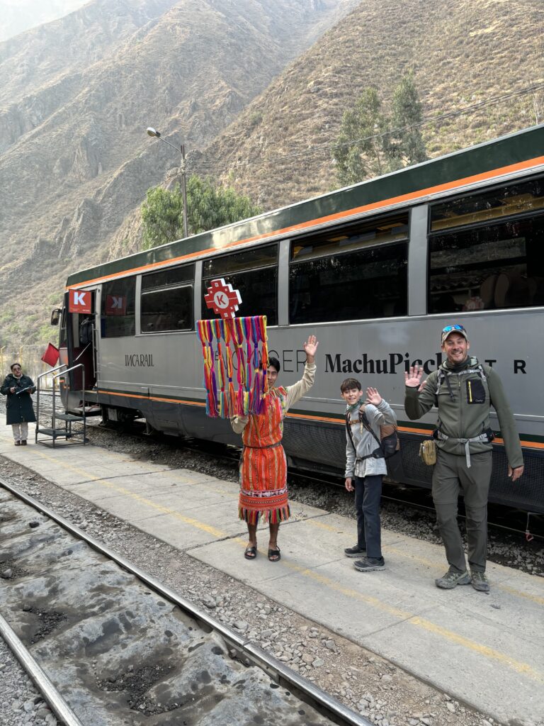 Arrivée en train au Machu Picchu, avec une rencontre haute en couleurs sur le quai.