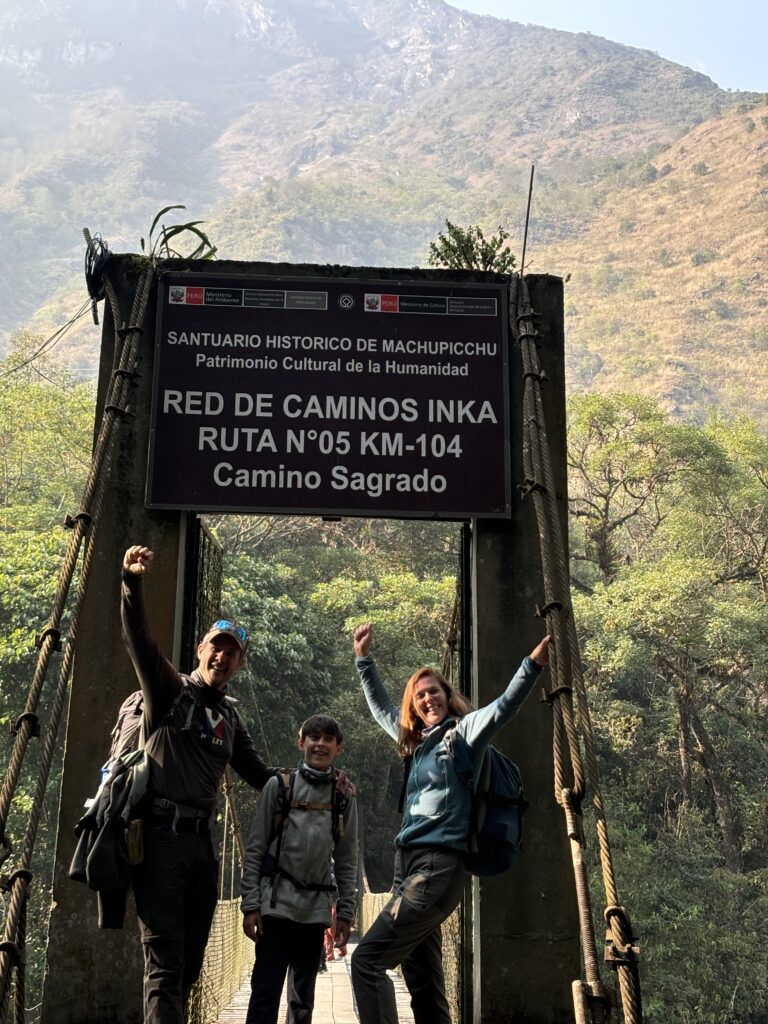 Photo prise à la descente du train Inca Rail en direction du Machu Picchu, où nous faisons une belle rencontre colorée avant de débuter notre parcours unique vers la citadelle inca.