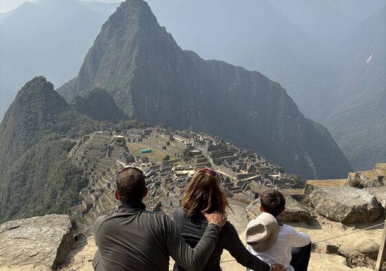 Famille de dos contemplant la citadelle du Machu Picchu