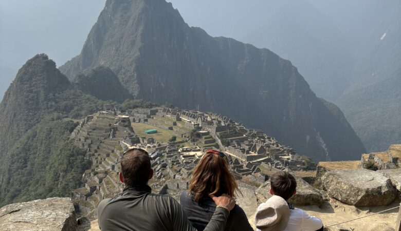 Famille de dos contemplant la citadelle du Machu Picchu