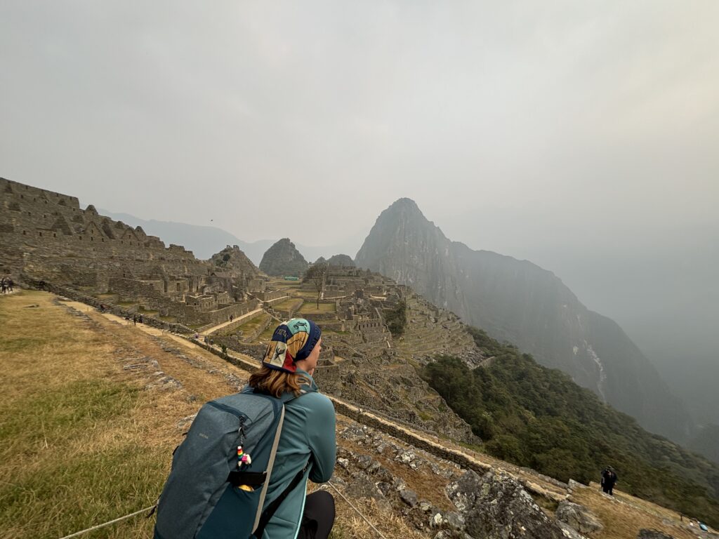 Armelle rêve devant le Machu Picchu encore sous la brume