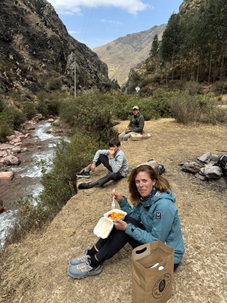 Petit déjeuner en pleine nature au bord de la rivière Ccarhuy avant l’ascension vers Palcoyo