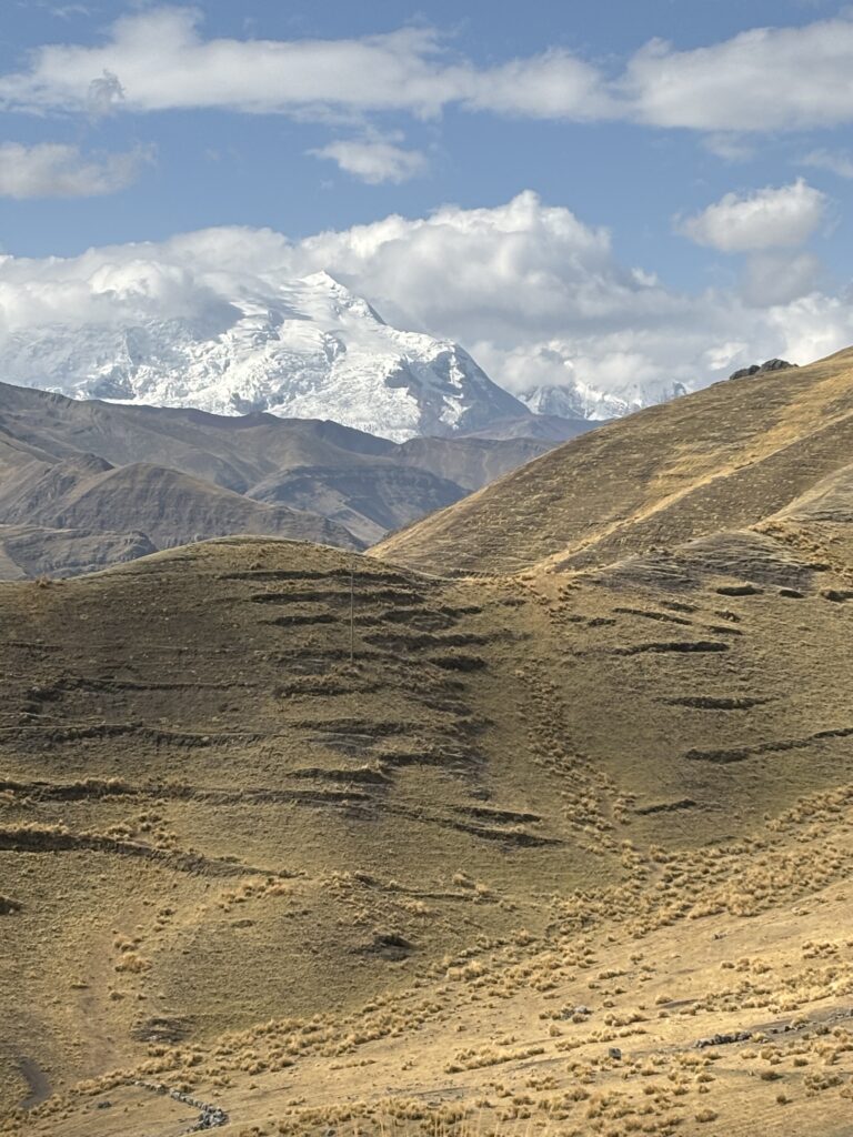 Descente depuis Palcoyo vers Ananiso, seuls sur les vallées andines, croisant lamas et sommets enneigés