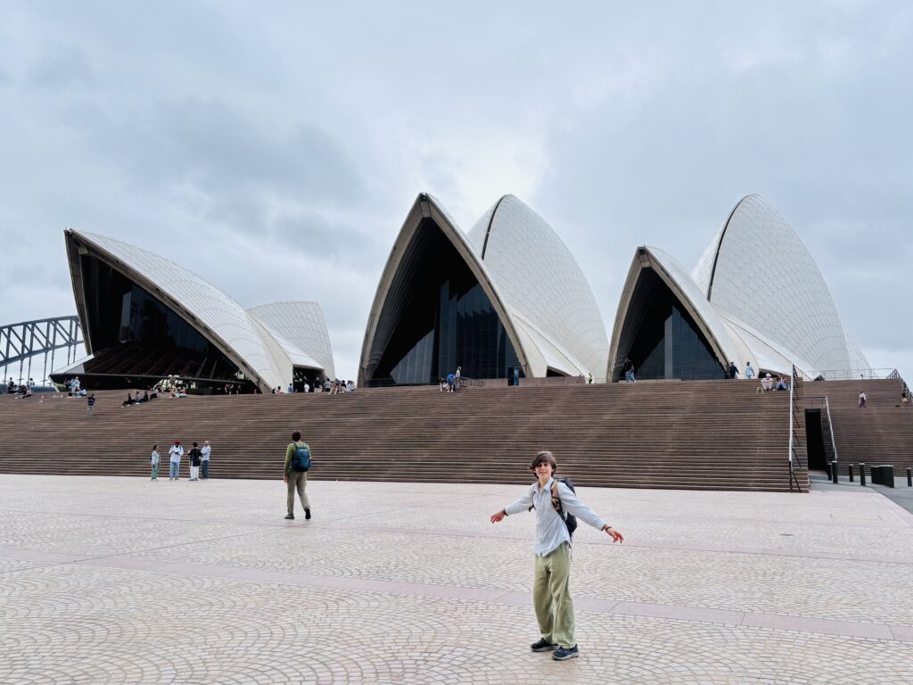Célian devant l’Opéra de Sydney en Australie.