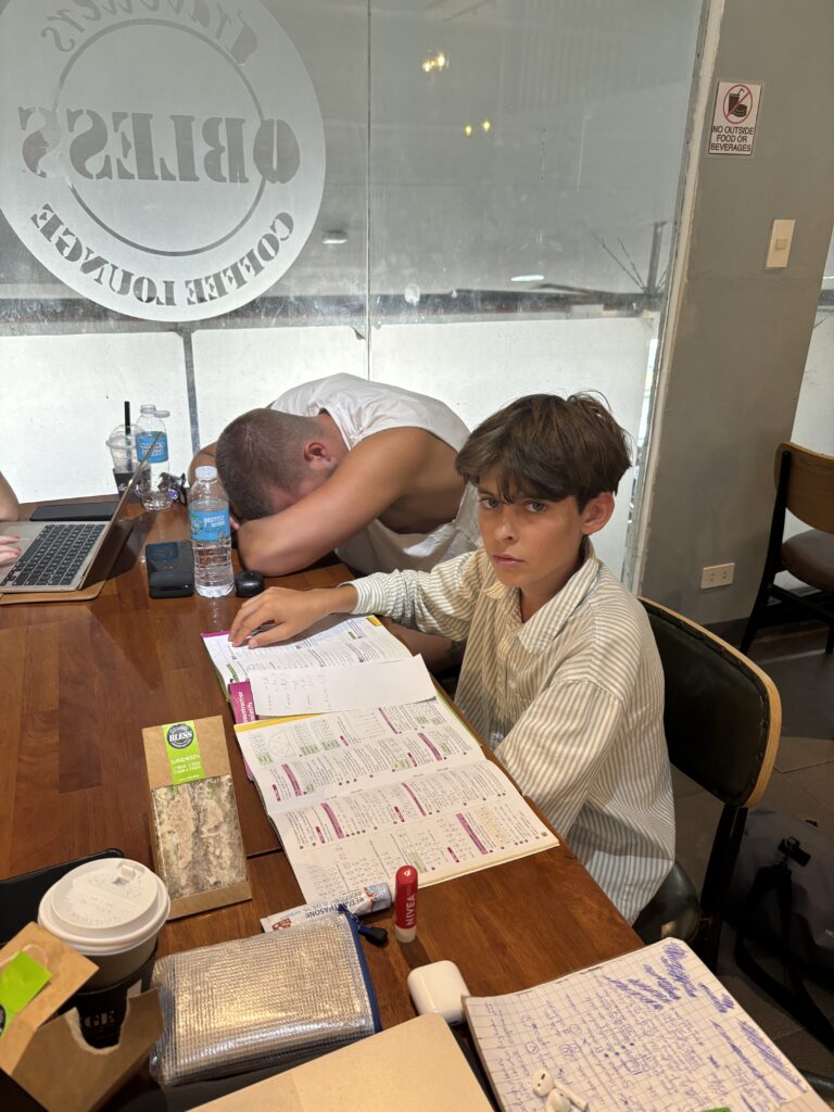 Célian fait l’école dans un café d’aéroport aux Philippines.