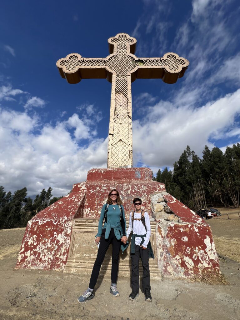 Armelle et son fils Célian main dans la main à l’arrivée du Mirador Ratakena, 3 100 m, au Pérou.