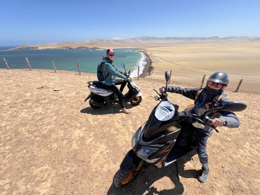 Une mère et son fils sur un scooter avec casques et lunettes à Paracas.