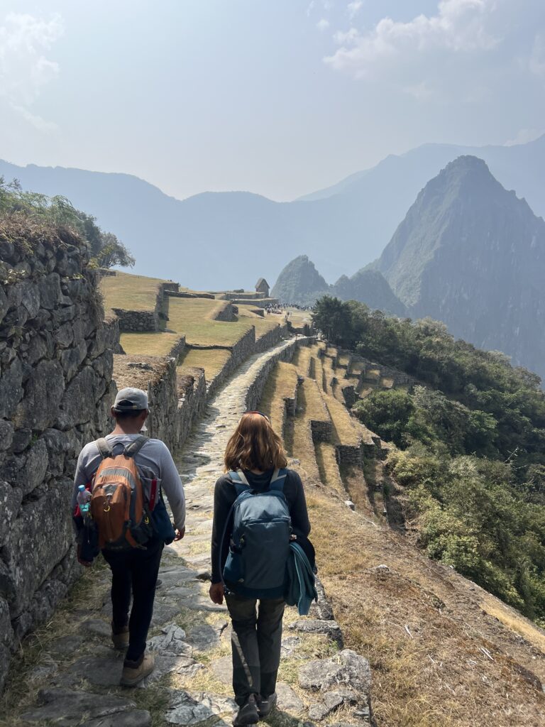 Descente vers le Machu Picchu à travers les terrasses incas et les chemins en pierre