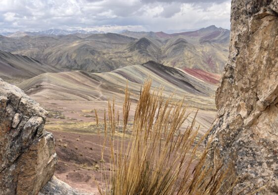 Vue artistique des strates colorées de Palcoyo, ressemblant à une œuvre d’art.