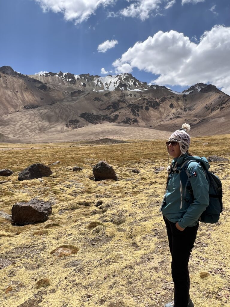 Randonneurs dans les montagnes du parc national Sajama, avançant en silence dans un paysage aride et grandiose.
