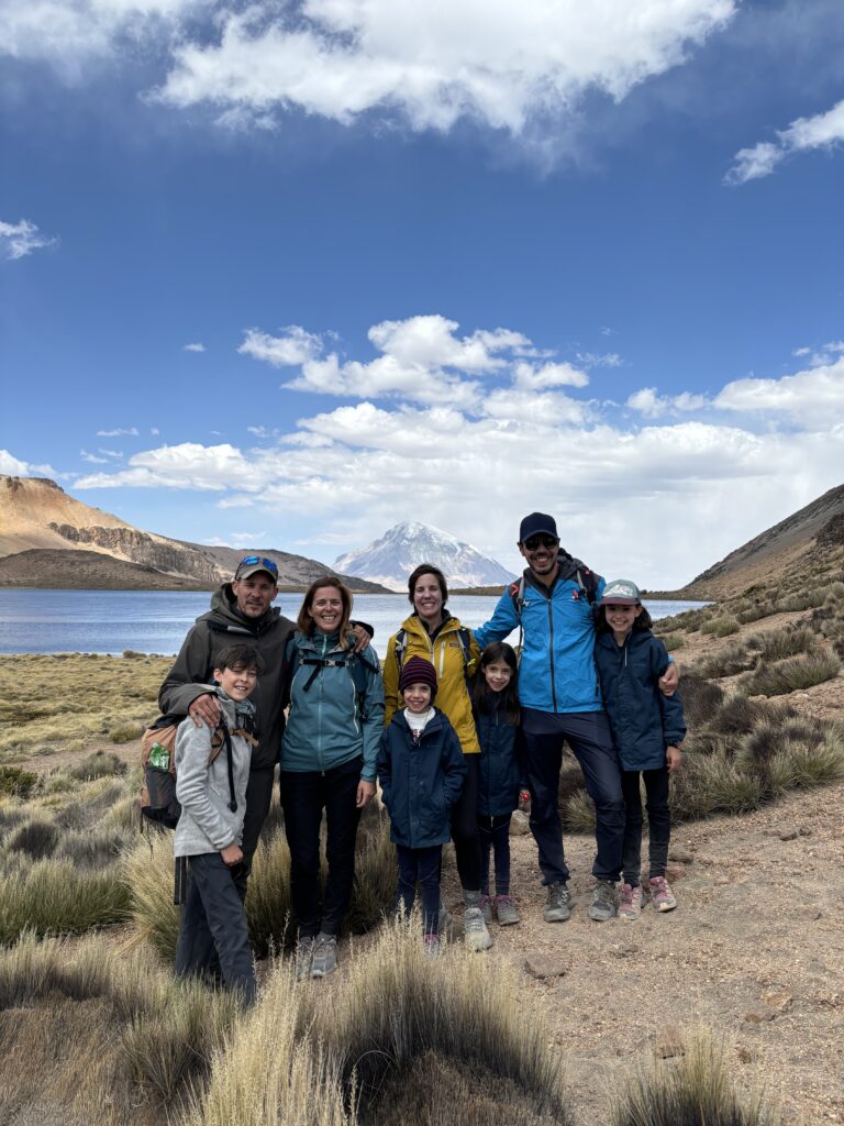 Groupe de voyageurs devant un lac andin dans le parc national Sajama, en Bolivie.