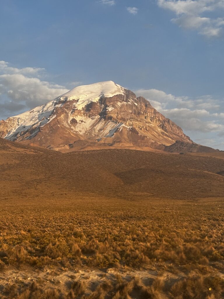 Le volcan Sajama, sommet enneigé de Bolivie, au coucher du soleil.