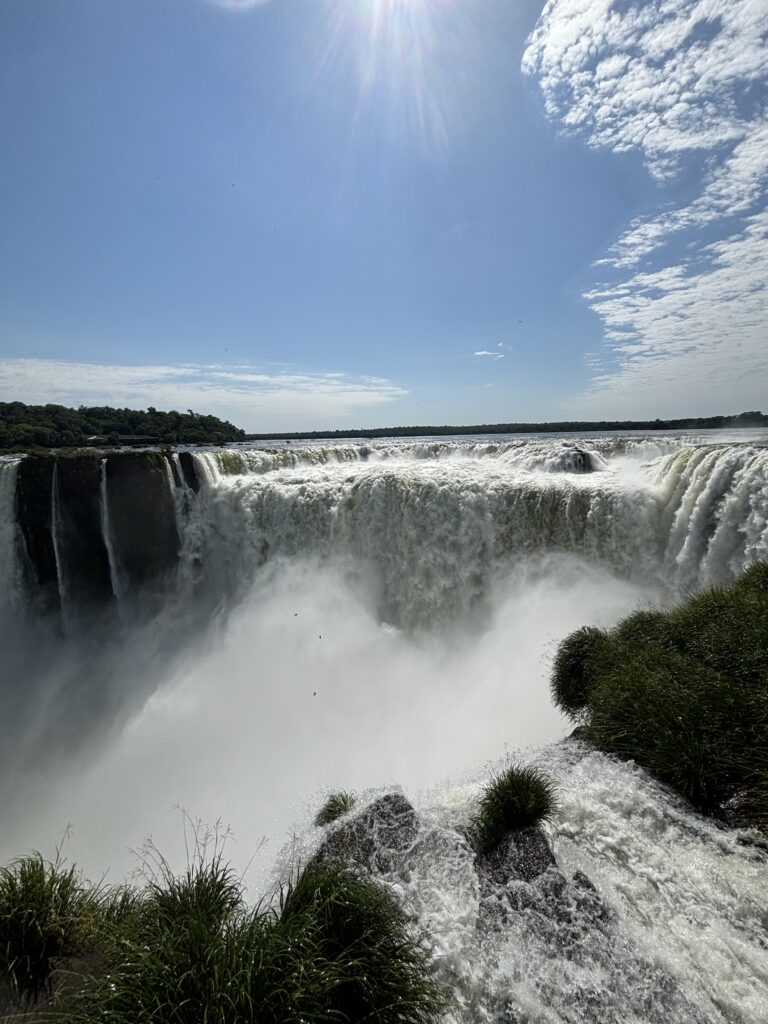 Vue vertigineuse sur la Gorge du Diable, la chute la plus impressionnante d’Iguazú.