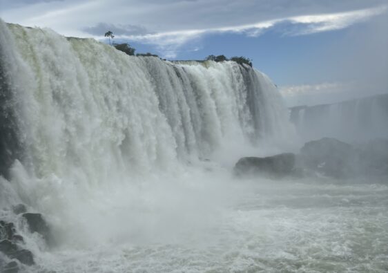 Vue panoramique sur l’ensemble des chutes d’Iguazú depuis le sentier brésilien.