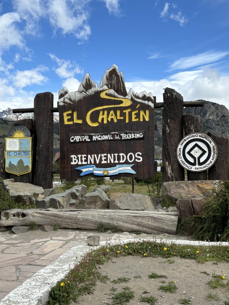 Panneau d’entrée d’El Chaltén, capitale nationale du trekking en Patagonie argentine.