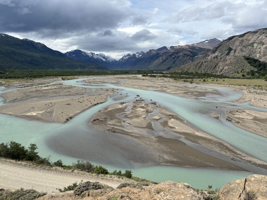 Rivière patagonienne et montagnes autour d’El Chaltén.
