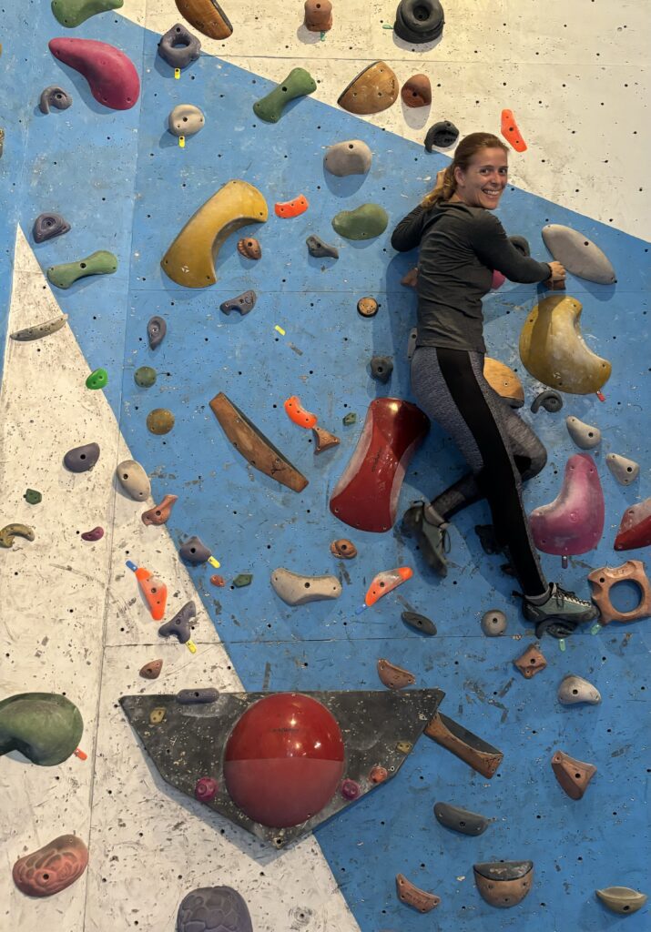 Séance d’escalade en intérieur à El Chaltén durant une journée de mauvais temps.