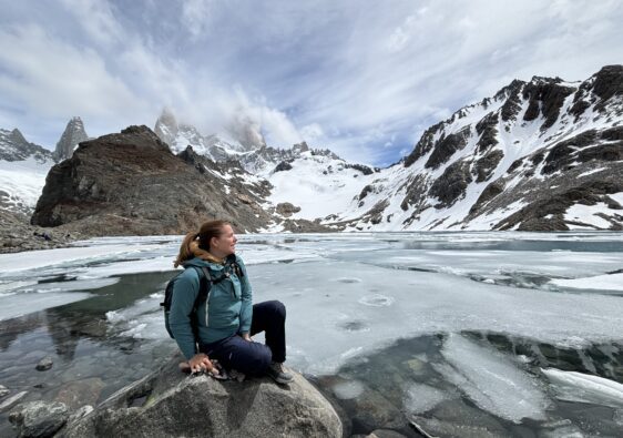 Randonneuse face au Fitz Roy en Patagonie, lors de la randonnée mythique de la Laguna de los Tres à El Chaltén.
