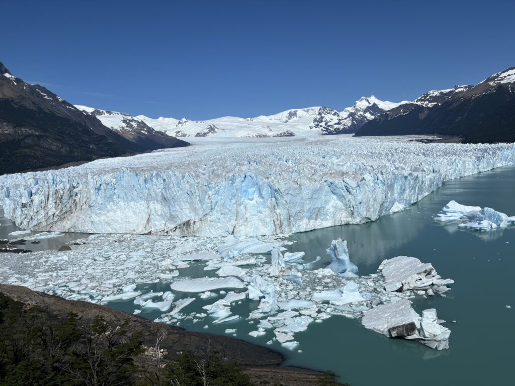 Vue spectaculaire du glacier Perito Moreno depuis les passerelles d’observation en Patagonie.